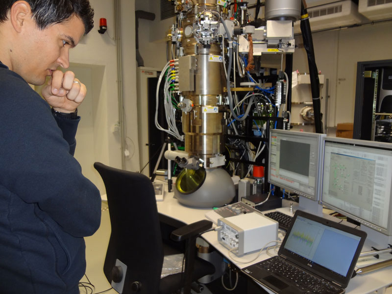 Magnetic field measurements - Shielding: Site survey with electron beam microscope